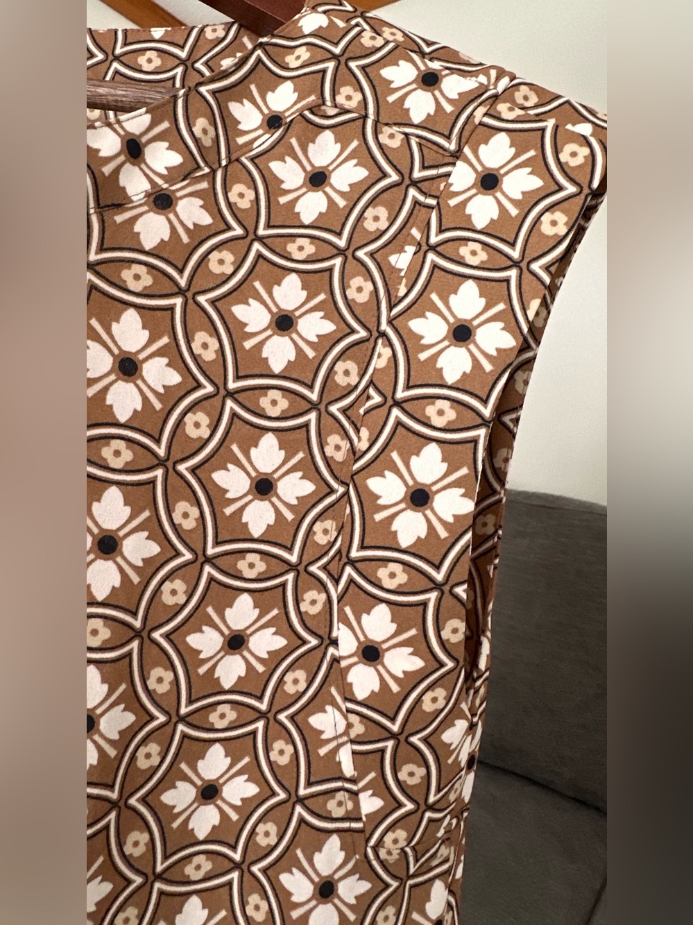 Ann Taylor Brown and Cream Geometric Sleeveless Top - size S - Picture 5 of 11